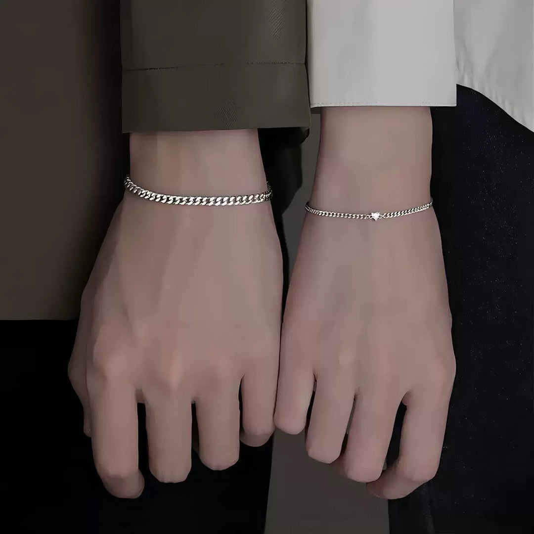 Elegant women's braided chain bracelet in silver & gold, delicate fashion jewelry for a sophisticated look.