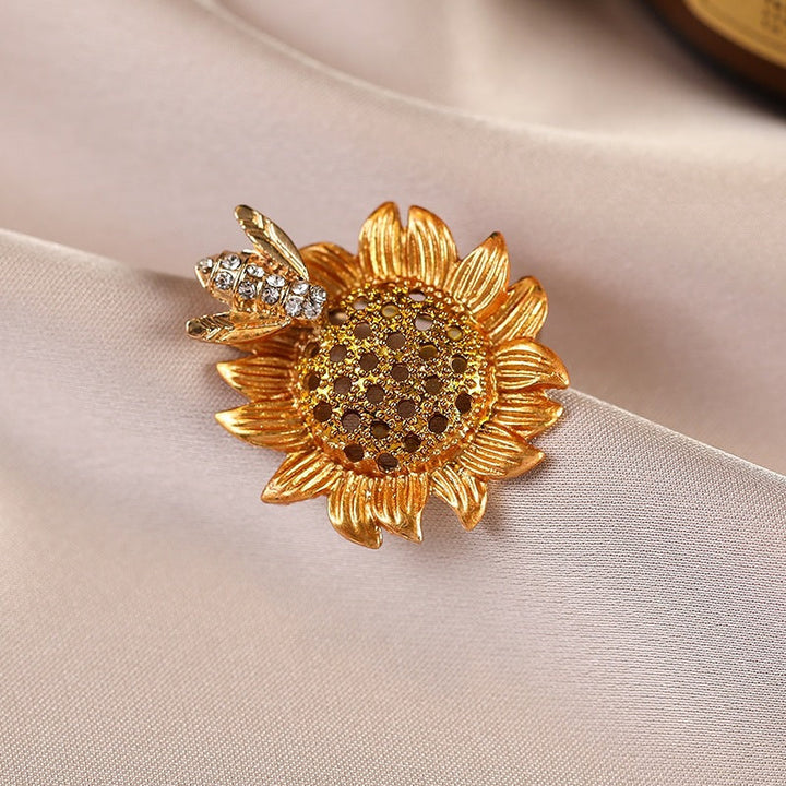 Luxurious women's crystal sunflower brooch, an elegant and sparkling floral jewelry pin.