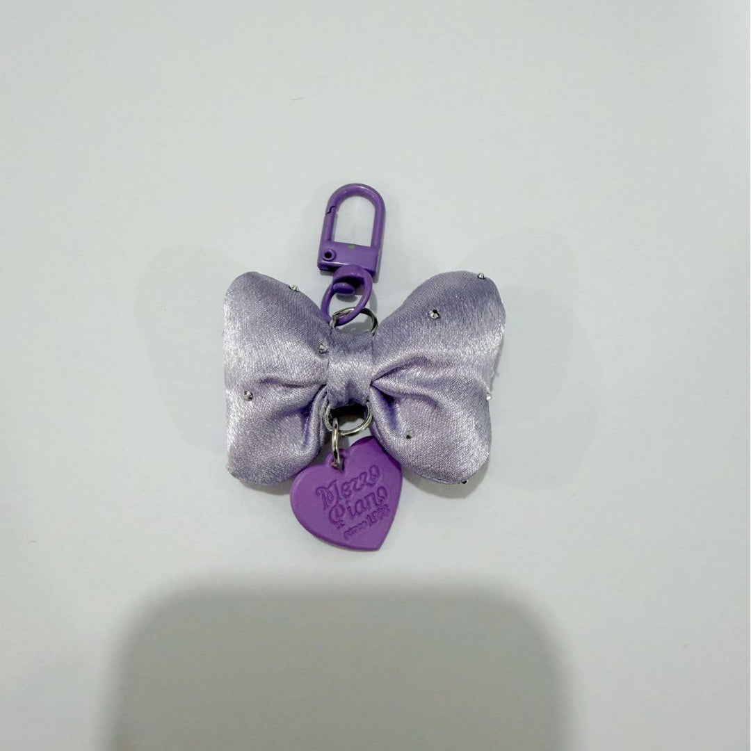 Elegant women's decorative bow keychain, a charming and colorful accessory for bags or keys.