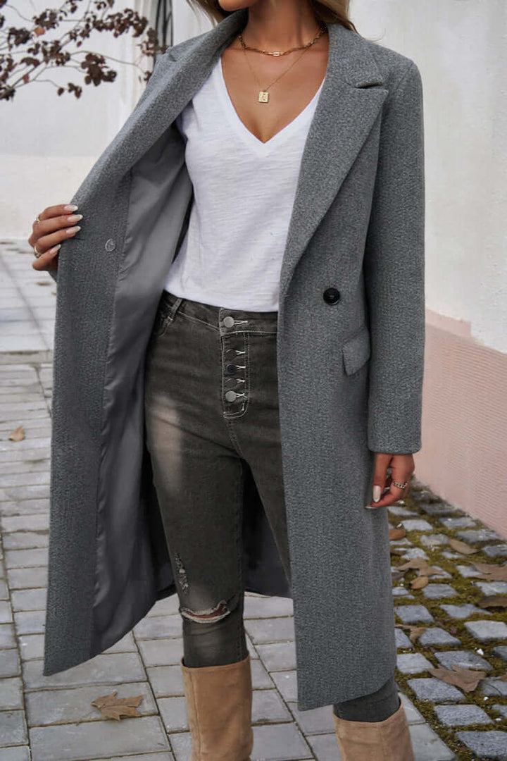Sophisticated women's long coat, double-breasted, for an elegant and classic look.