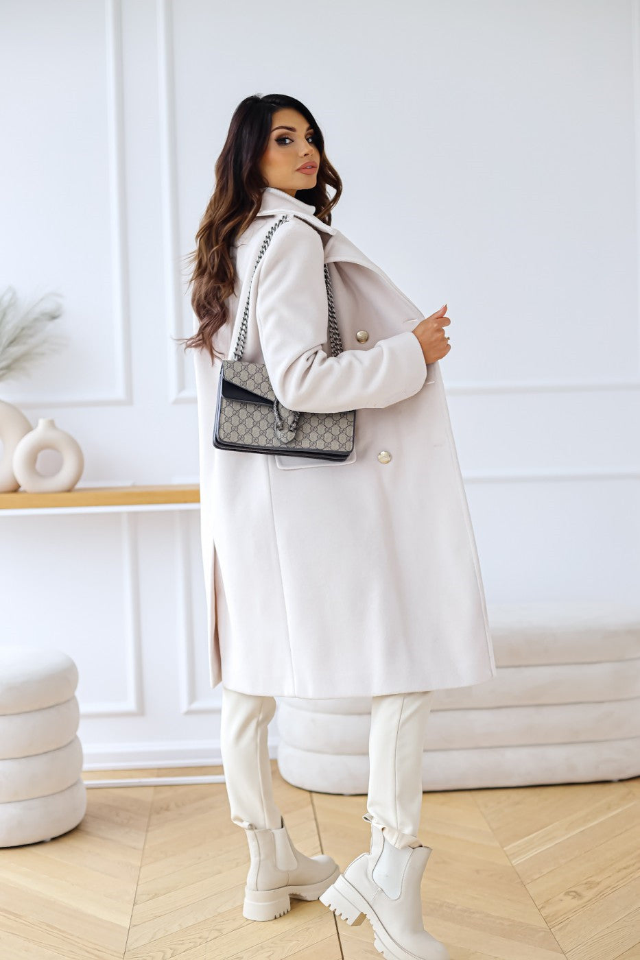 Elegant women's double-breasted trench coat, ideal for stylish outerwear.