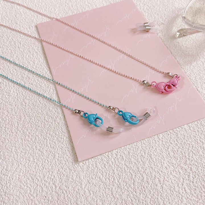 Elegant women's glasses holder chain with heart charm, ensures secure glasses and adds a touch of fashion.