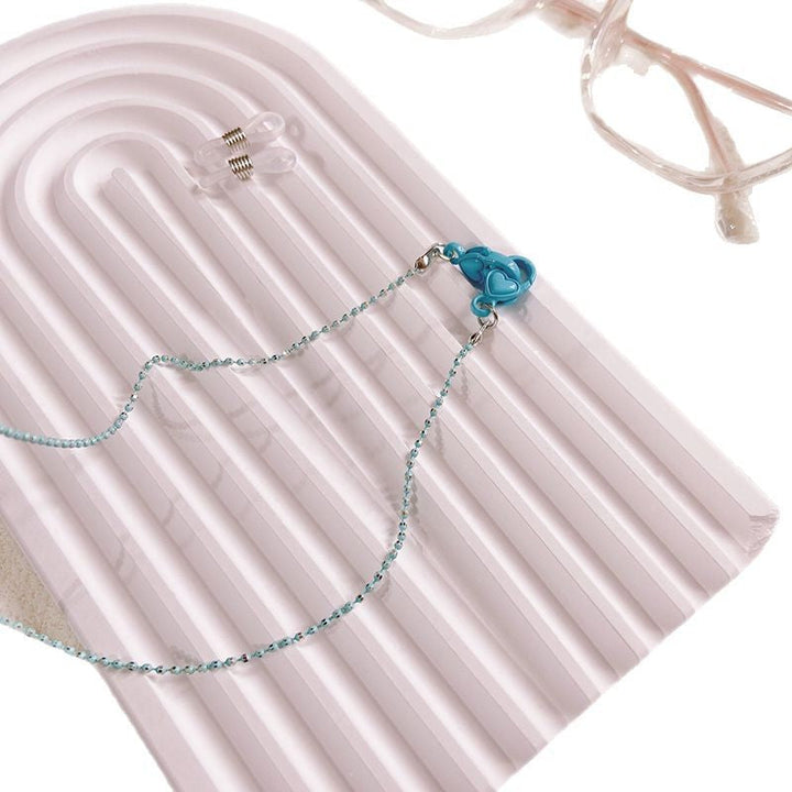 Delicate heart pendant eyeglass chain for women, a secure and stylish eyewear accessory. Perfect for daily wear.
