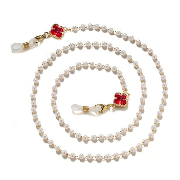 Elegant pearl glasses holder chain for women, a stylish and practical eyewear accessory.