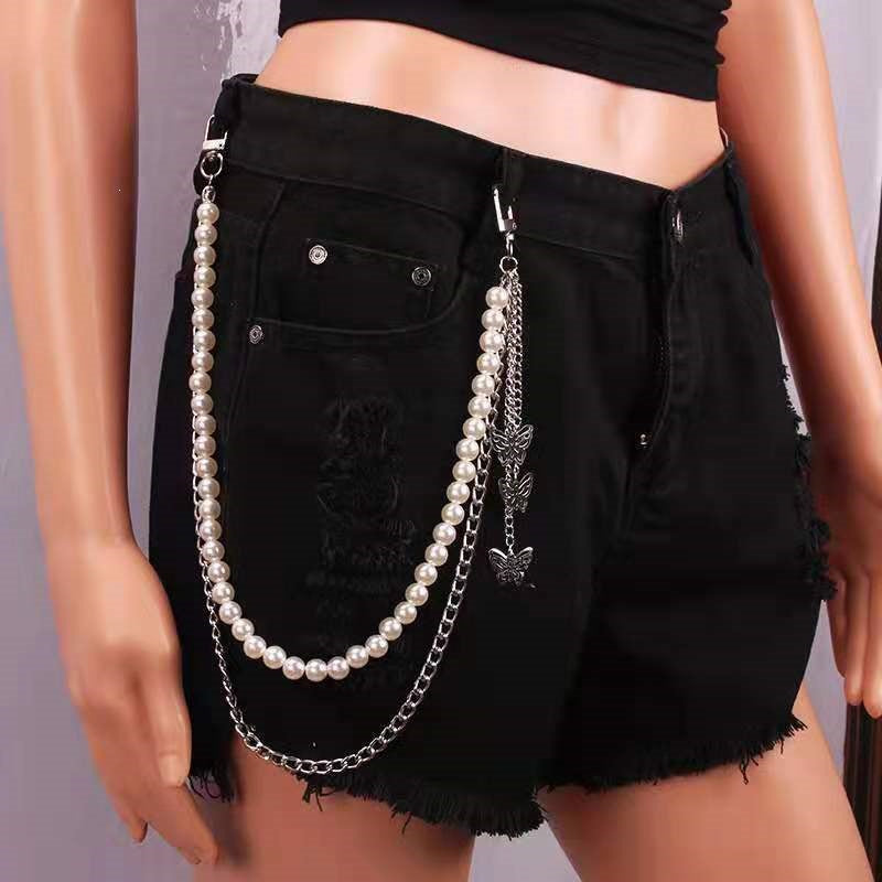 Chic adjustable women's belt, combining lustrous pearls and a delicate chain with a unique butterfly pendant.