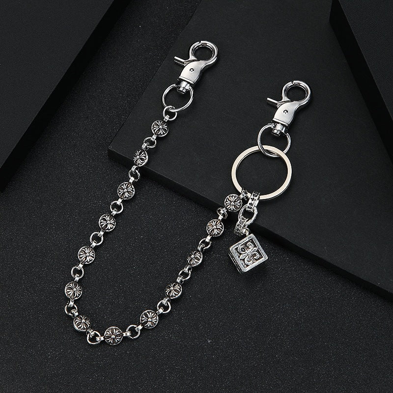 Fashionable metal chain keychain for women, an elegant and stylish everyday accessory for keys or bags.