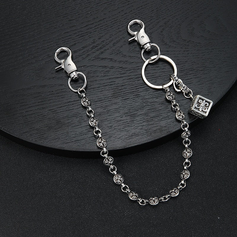 Trendy women's chain keychain, a chic fashion accessory for keys or bags. Elegant and versatile.
