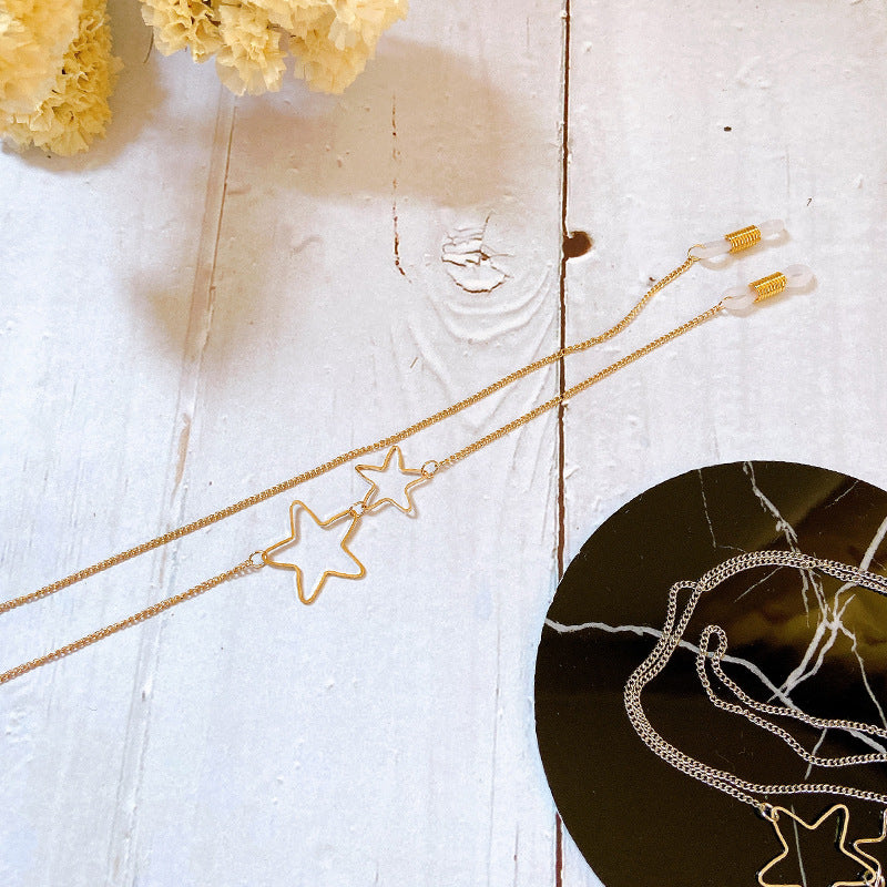 Close-up view of the elegant filigree star pendant necklace, a stunning women's fashion accessory.
