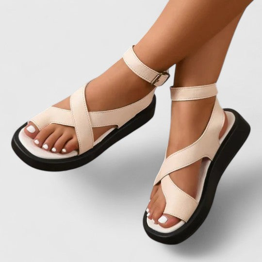 Elegant women's flat sandals for everyday comfort, perfect for summer chic and versatile warm-weather style.
