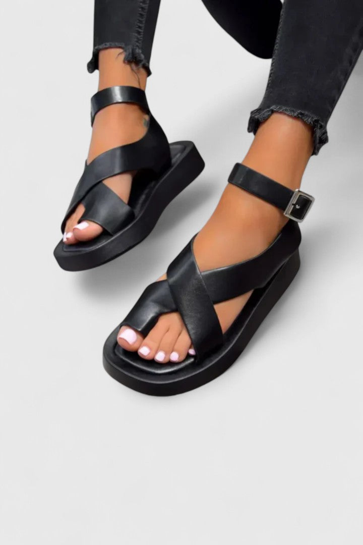 Stylish women's flat sandals, ideal summer shoes for comfort & elegance. Perfect warm-weather footwear.