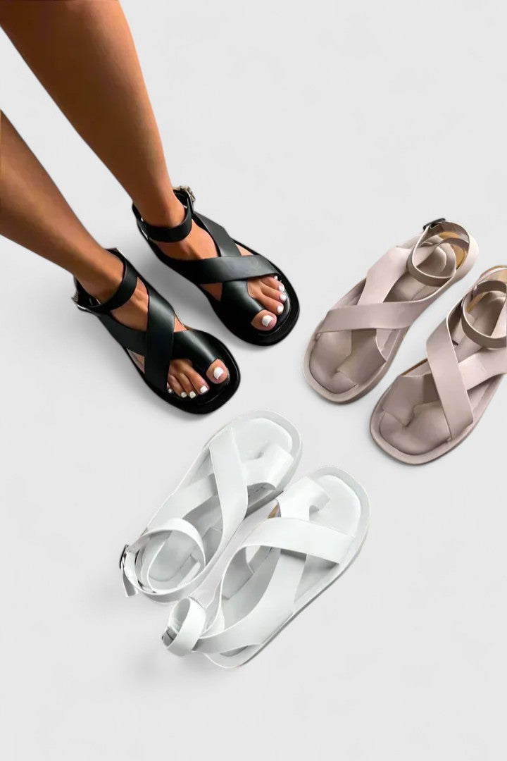 Lightweight flat women's sandals, combining elegant style with comfortable everyday wear for summer.