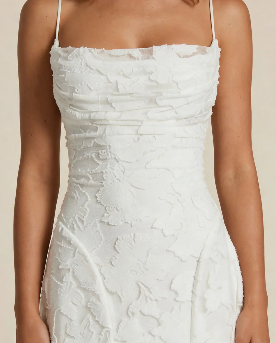 Chic women's floral party dress, elegant and flowing, ideal for special occasions and summer celebrations.
