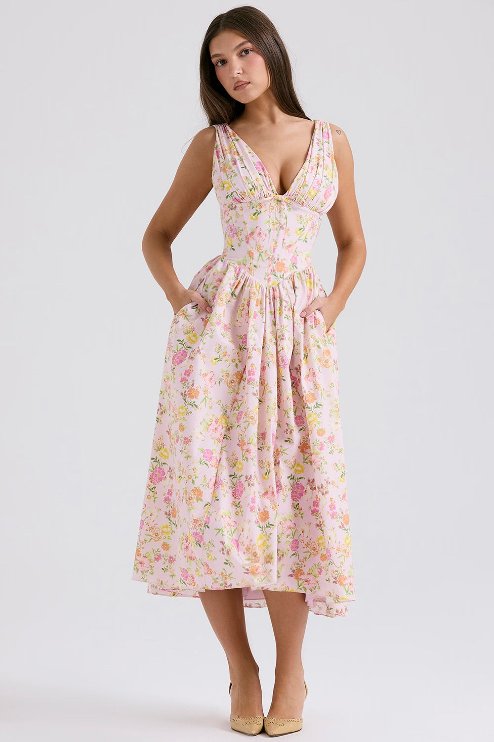 Comfortable women's floral midi dress for summer. Versatile for casual chic or parties, short sleeve.