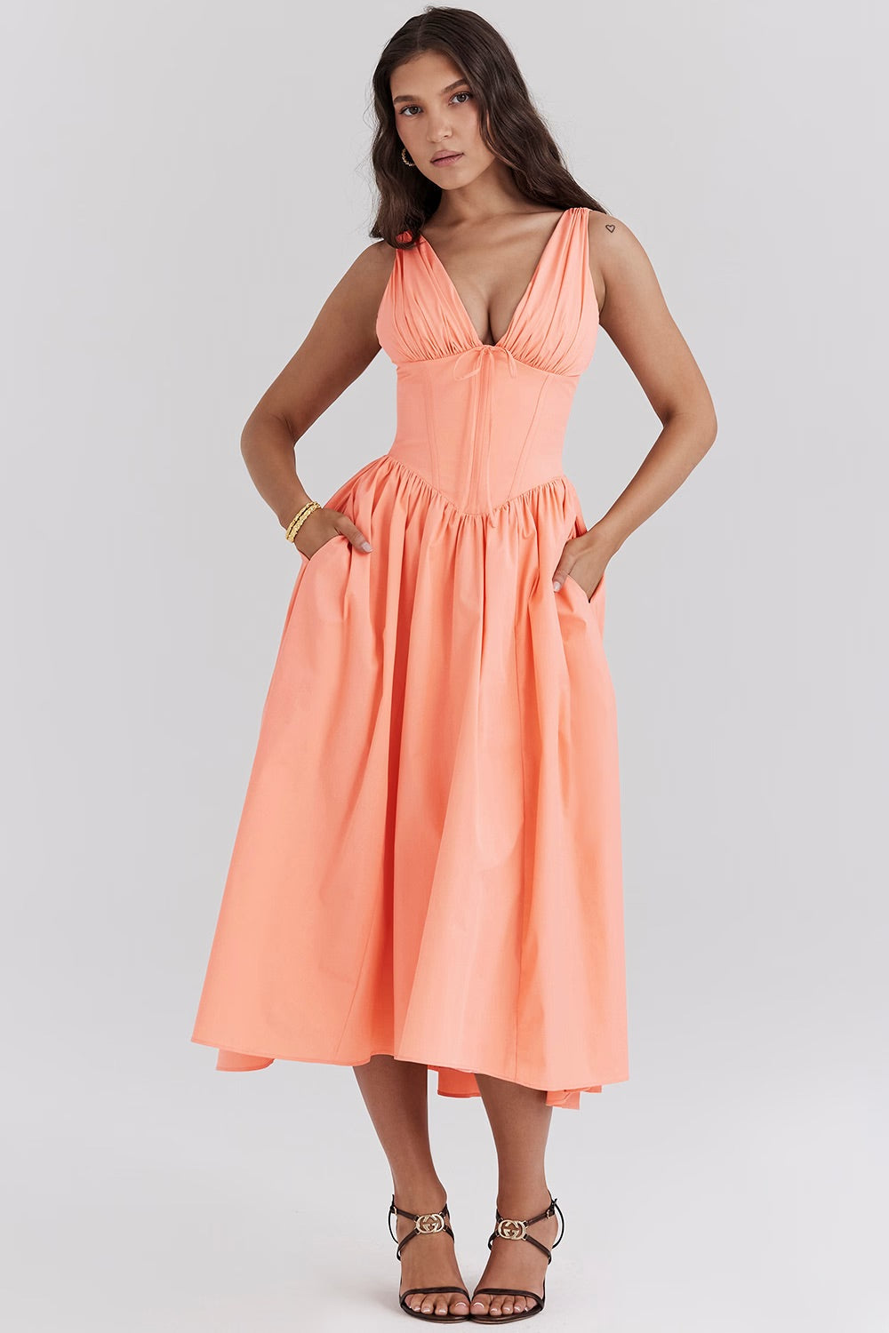 Beautiful women's floral midi dress with short sleeves. Elegant and flowy, ideal for summer wear.