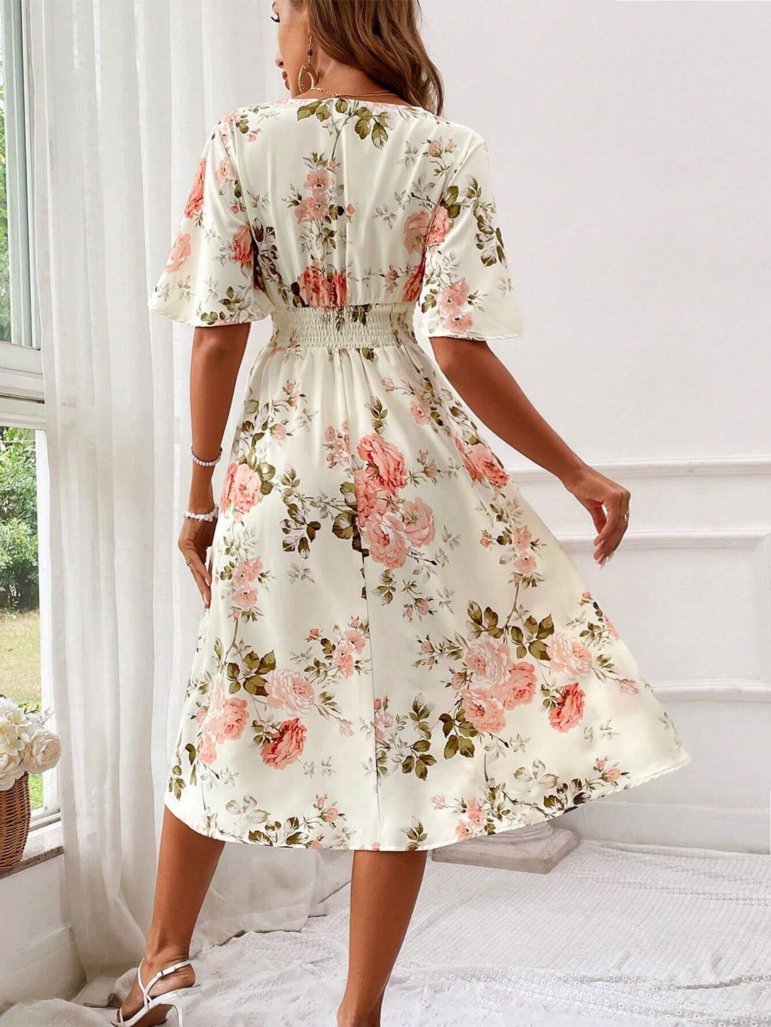 Flowy women's floral midi dress with V-neck, comfortable and stylish for effortless spring/summer fashion.