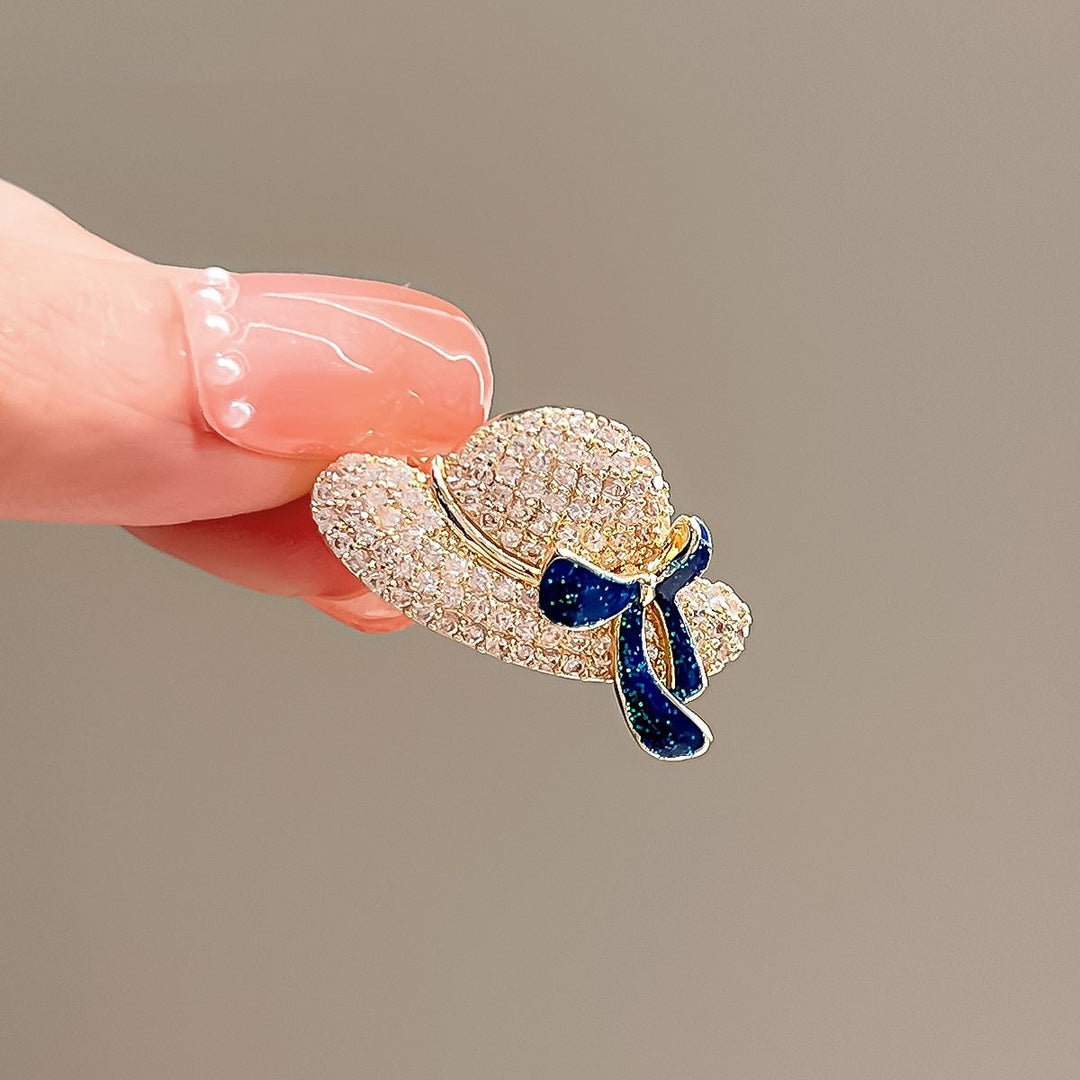 Glamorous women's flower brooch, richly embellished with sparkling crystals, for a touch of luxury.