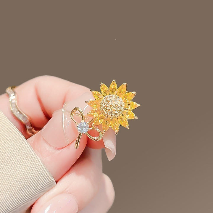 Alloy flower brooch pin, an elegant women's accessory. Sparkling floral jewelry, ideal gift for her.