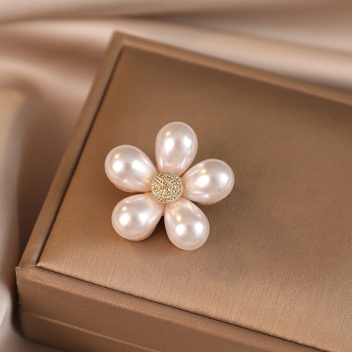 Exquisite gold-tone flower brooch featuring delicate faux pearl accents, perfect for elegant women's fashion.
