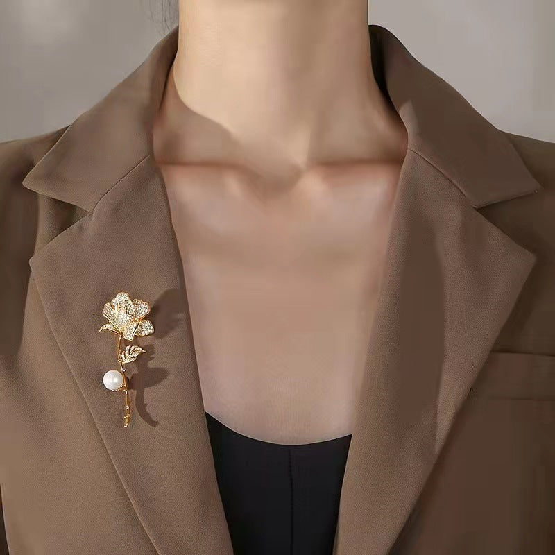 Elegant women's flower brooch with sparkling rhinestones and a lustrous pearl.