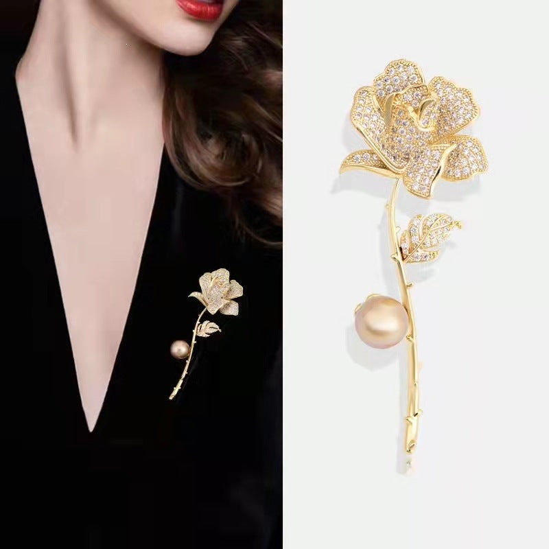 Fashionable women's elegant flower pin, adorned with shimmering rhinestones and a classic pearl.