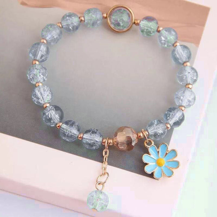 Modern women's flower charm bracelet, elegant and trendy for fashion lovers.
