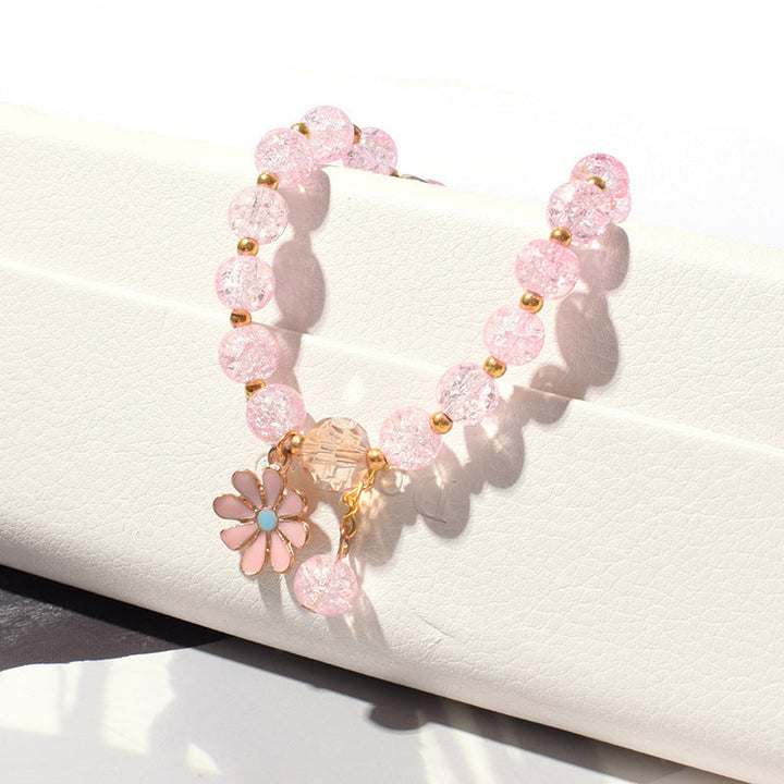 Fashionable women's flower charm bracelet, an elegant accessory for any occasion.