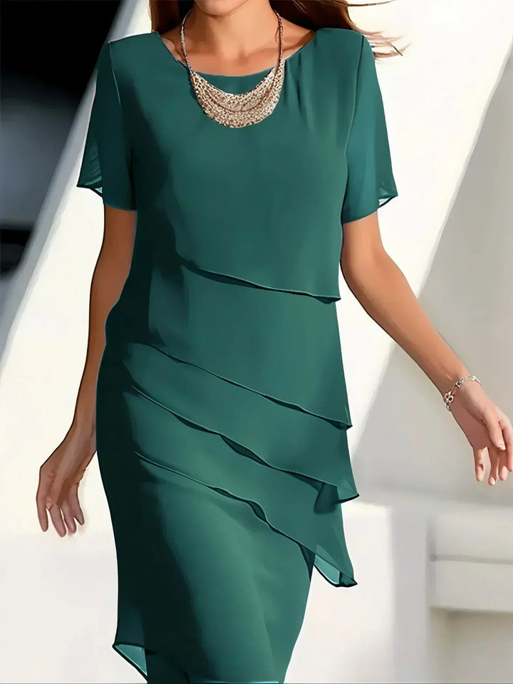 Comfortable women's short sleeve flowy dress, ideal for a casual day or a stylish party look.