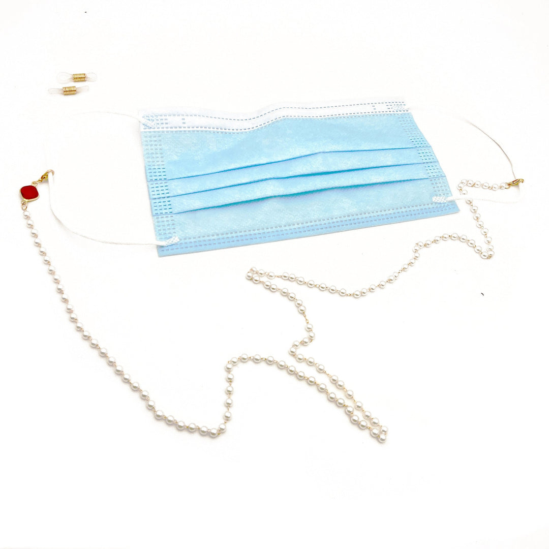 Stunning women's pearl necklace, delicate freshwater pearls enhanced by sparkling golden accents.