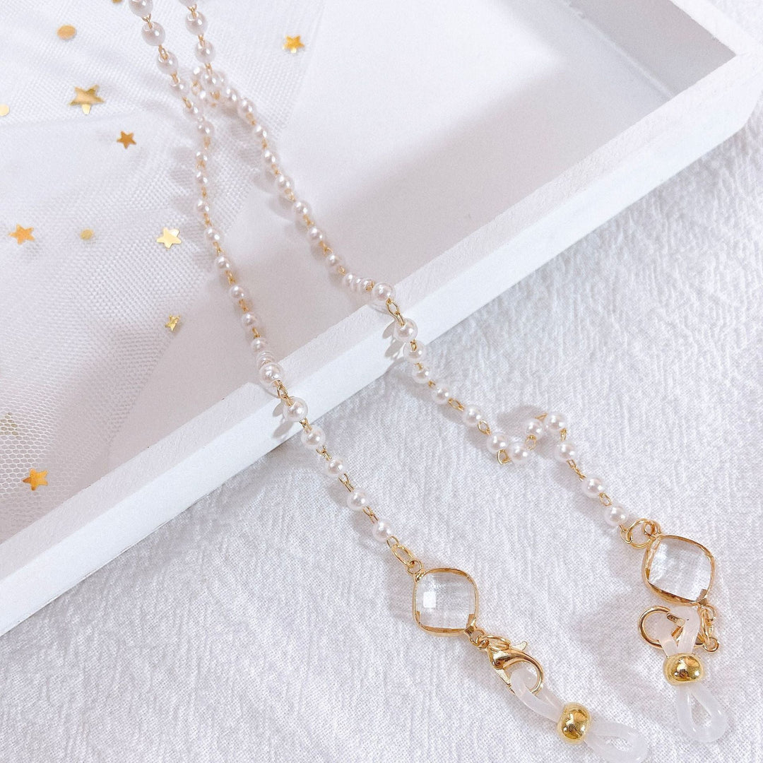 Modern classic women's pearl necklace, featuring lustrous freshwater pearls and stylish golden accents.