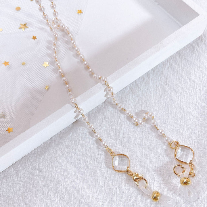 Modern classic women's pearl necklace, featuring lustrous freshwater pearls and stylish golden accents.