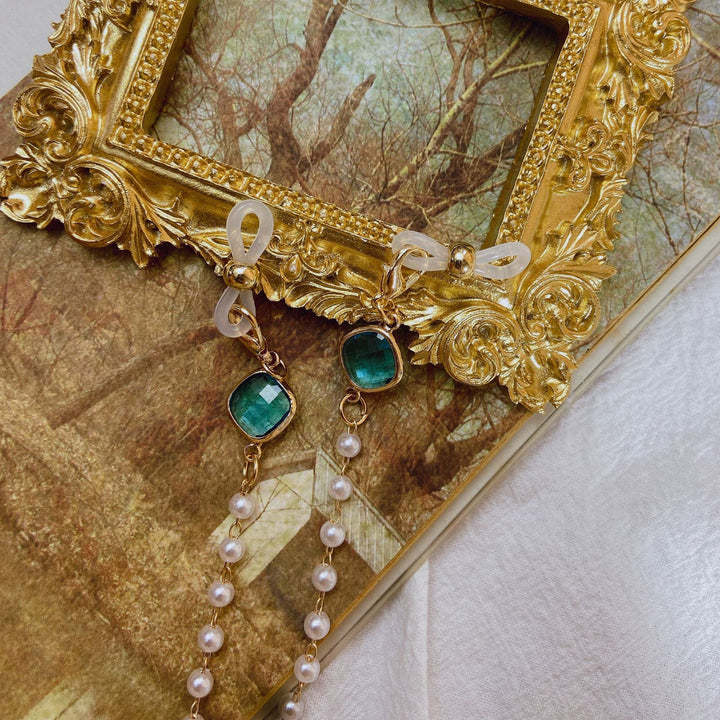 Beautiful women's pearl necklace with golden accents, an elegant accessory for special occasions.