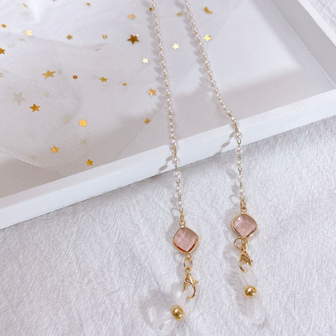 Chic women's pearl necklace, a simple yet elegant freshwater pearl and golden accent jewelry piece.