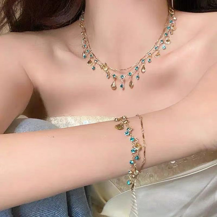 Elegant women's gemstone necklace, dazzling shell color pendant, a versatile fashion accessory.