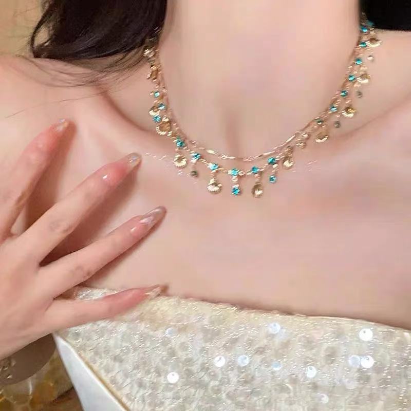 Elegant women's jewelry: a dazzling shell color gemstone necklace, perfect for any occasion.