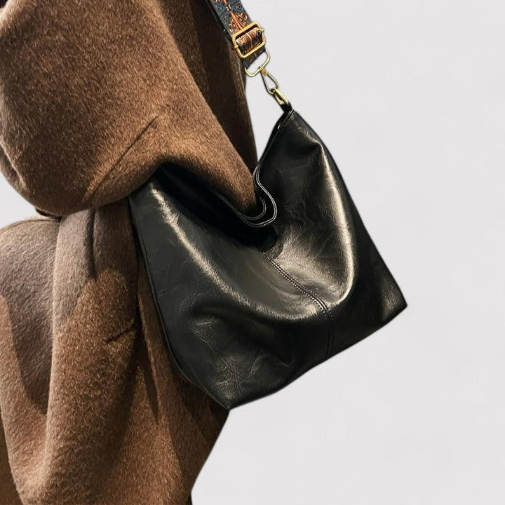 Elegant women's genuine leather handbag, large capacity, ideal for daily use.