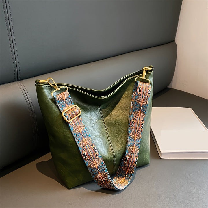 Modern women's leather shoulder bag, spacious and elegant for daily functionality.