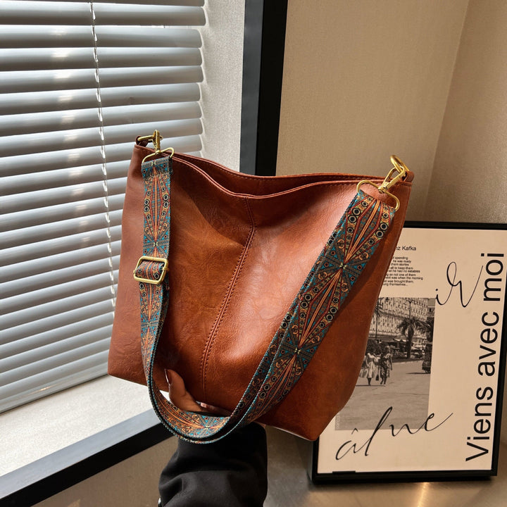 Stylish women's leather handbag, large and elegant, perfect for everyday use.