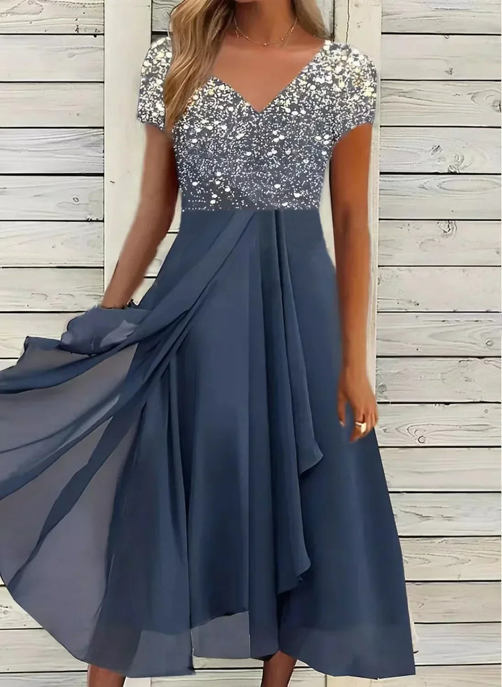 Chic women's versatile long dress, ideal for elegant parties or evening events. Flattering and comfortable.