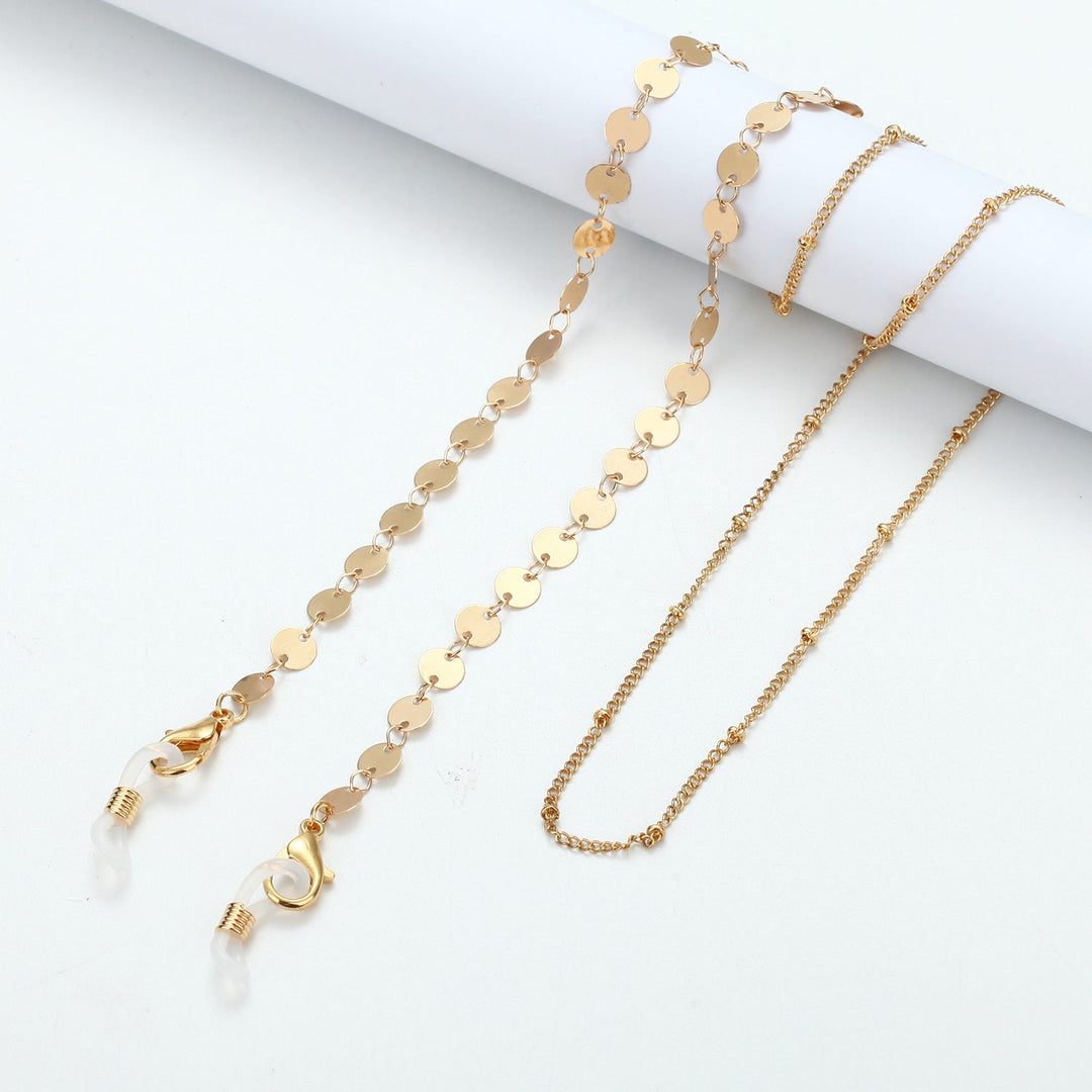 Luxurious pearl glasses chain for women. This elegant eyewear accessory offers a stylish and secure way to hold glasses.