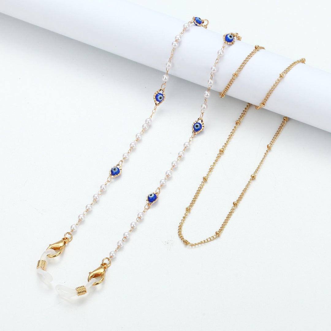 Elegant women's pearl glasses chain. Stylish fashion accessory for secure eyewear hold, featuring delicate accents.