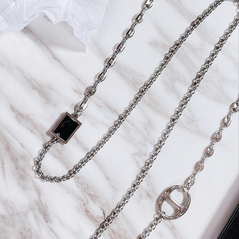 Chic stainless steel eyewear chain for women, featuring a modern rectangular pendant. Stylish glasses holder necklace.