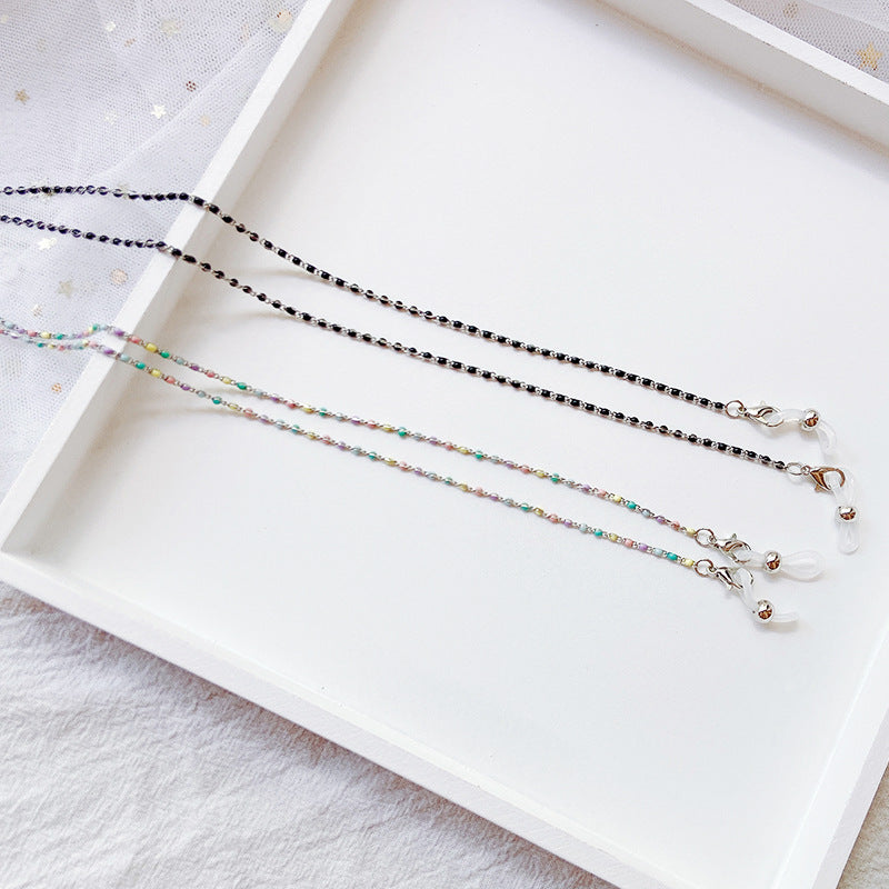 Elegant women's glasses holder necklace, a stylish fashion accessory for securing eyewear.