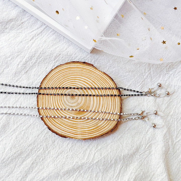 Stylish women's eyewear chain necklace, a versatile and practical accessory for holding glasses.