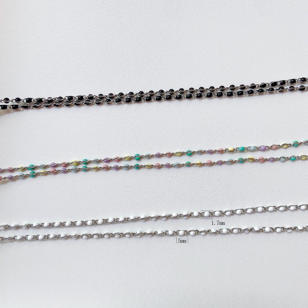 Chic glasses holder necklace for women, an elegant jewelry piece & practical way to keep specs close.