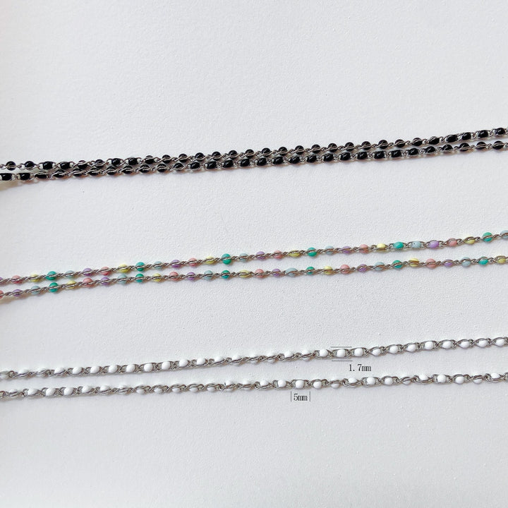 Chic glasses holder necklace for women, an elegant jewelry piece & practical way to keep specs close.