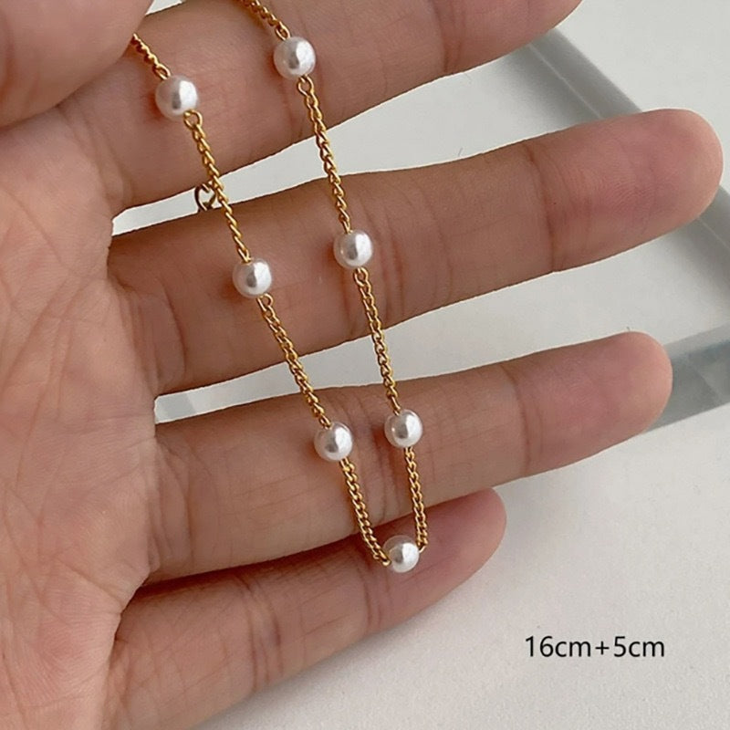 Beautiful pearl and gold chain bracelet, an elegant and delicate women's fashion accessory. Ideal gift for her.