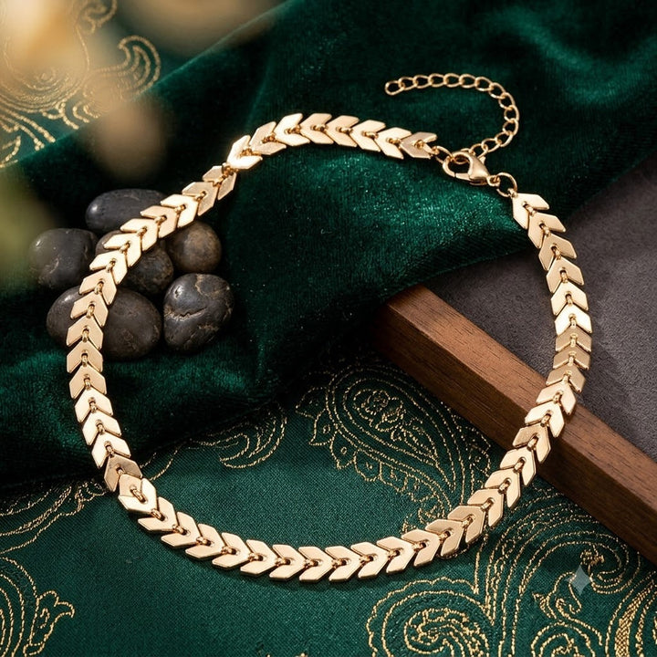 Gold and white elegant women's chain necklace. Fashionable brass jewelry accessory, great for gifts.