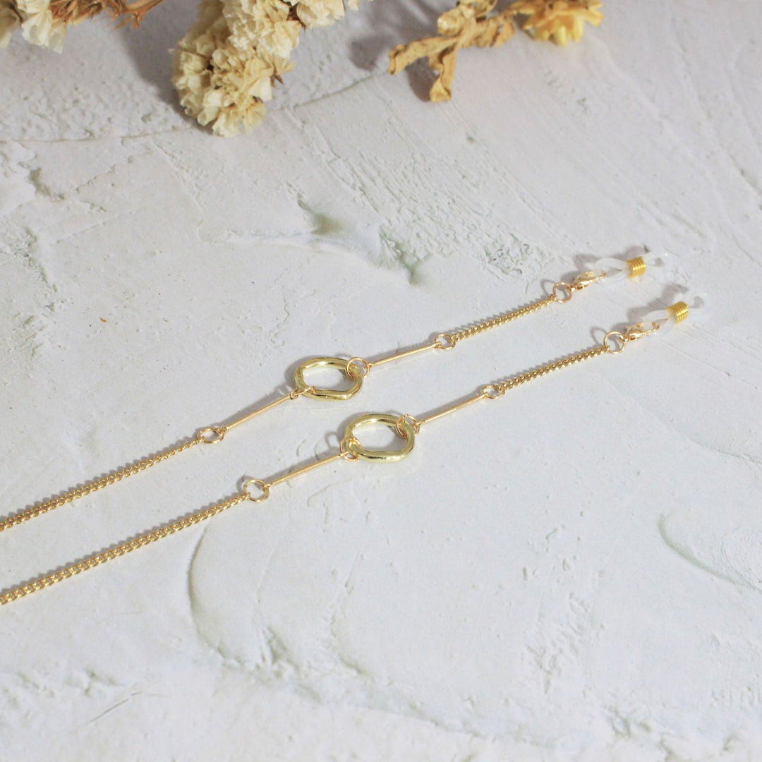 Elegant women's gold necklace with intricate geometric details, a modern fashion accessory perfect for any occasion.