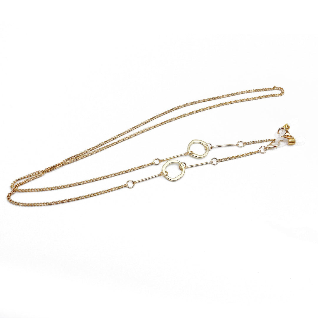 Detailed women's gold necklace with striking geometric design, an elegant and modern piece of fine jewelry.