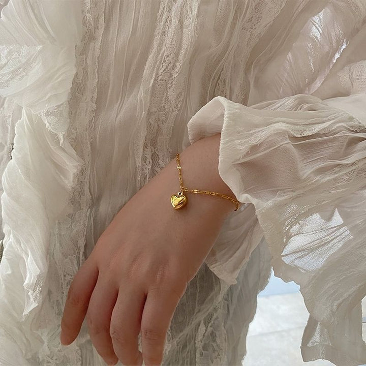 Chic women's gold heart charm bracelet, adjustable and elegant, a versatile fashion accessory for any occasion.